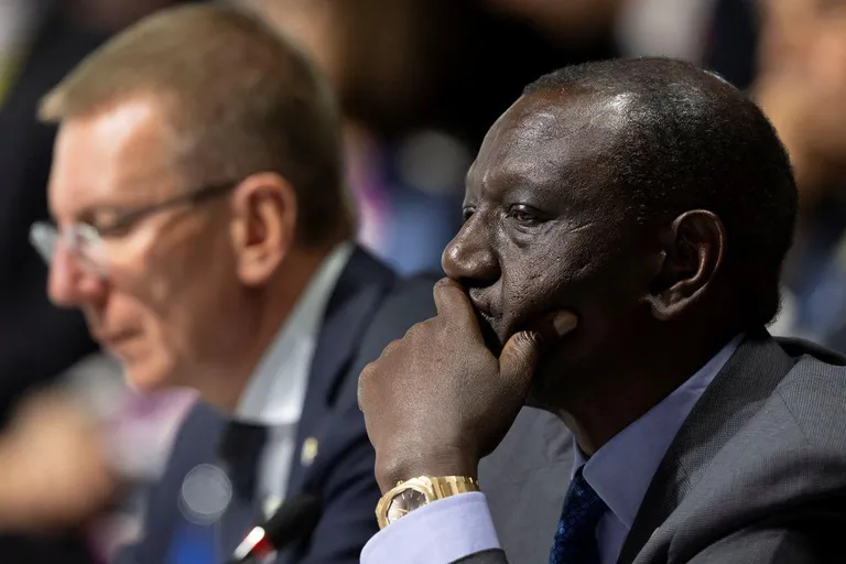 Президент Кении Уильям Руто (на переднем плане) и президент Латвии Эдгар Ринкевич на саммите в Швейцарии.