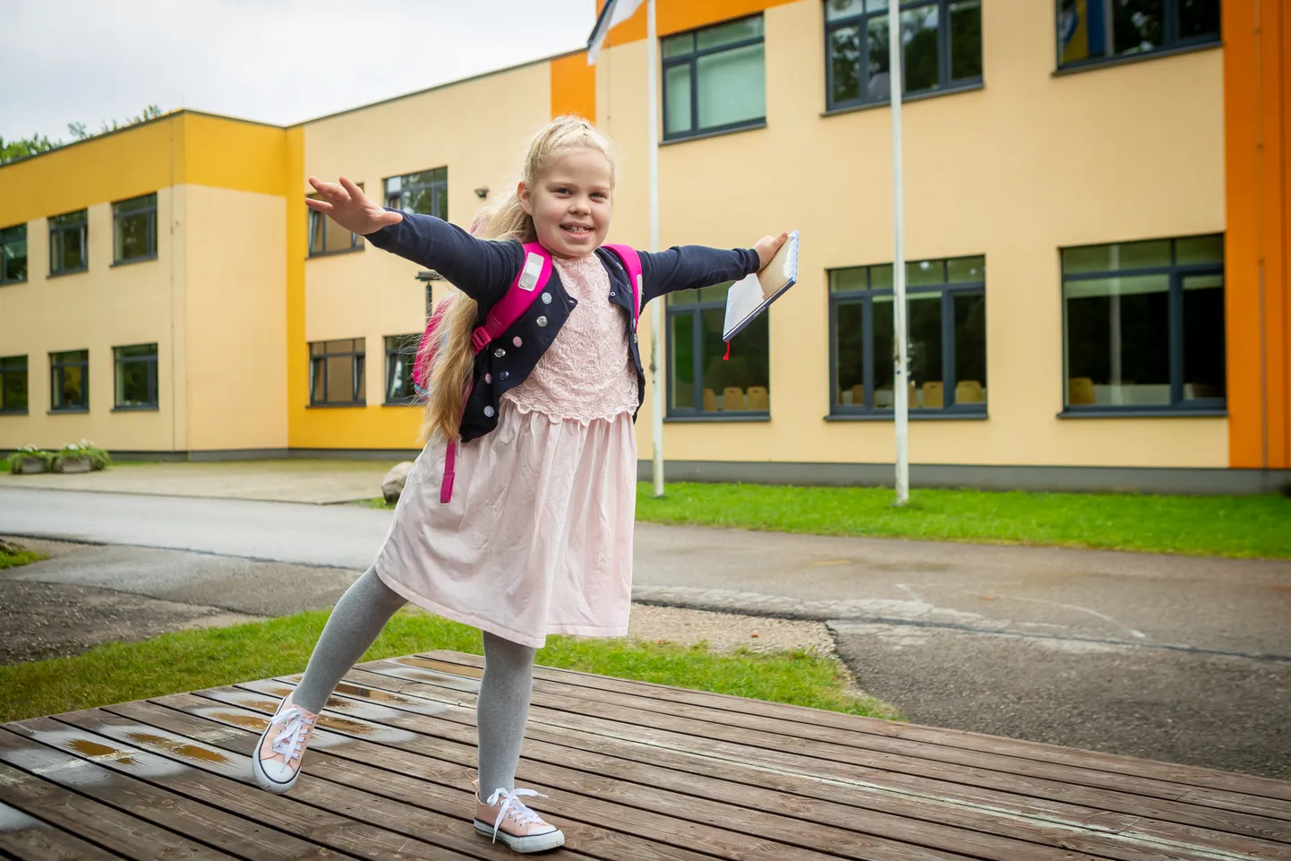 KOOLIAEG ALAKU! 1. klassi tüdruk Iti Rõõm läheb Aste kooli rõõmuga. 
Maanus Masing