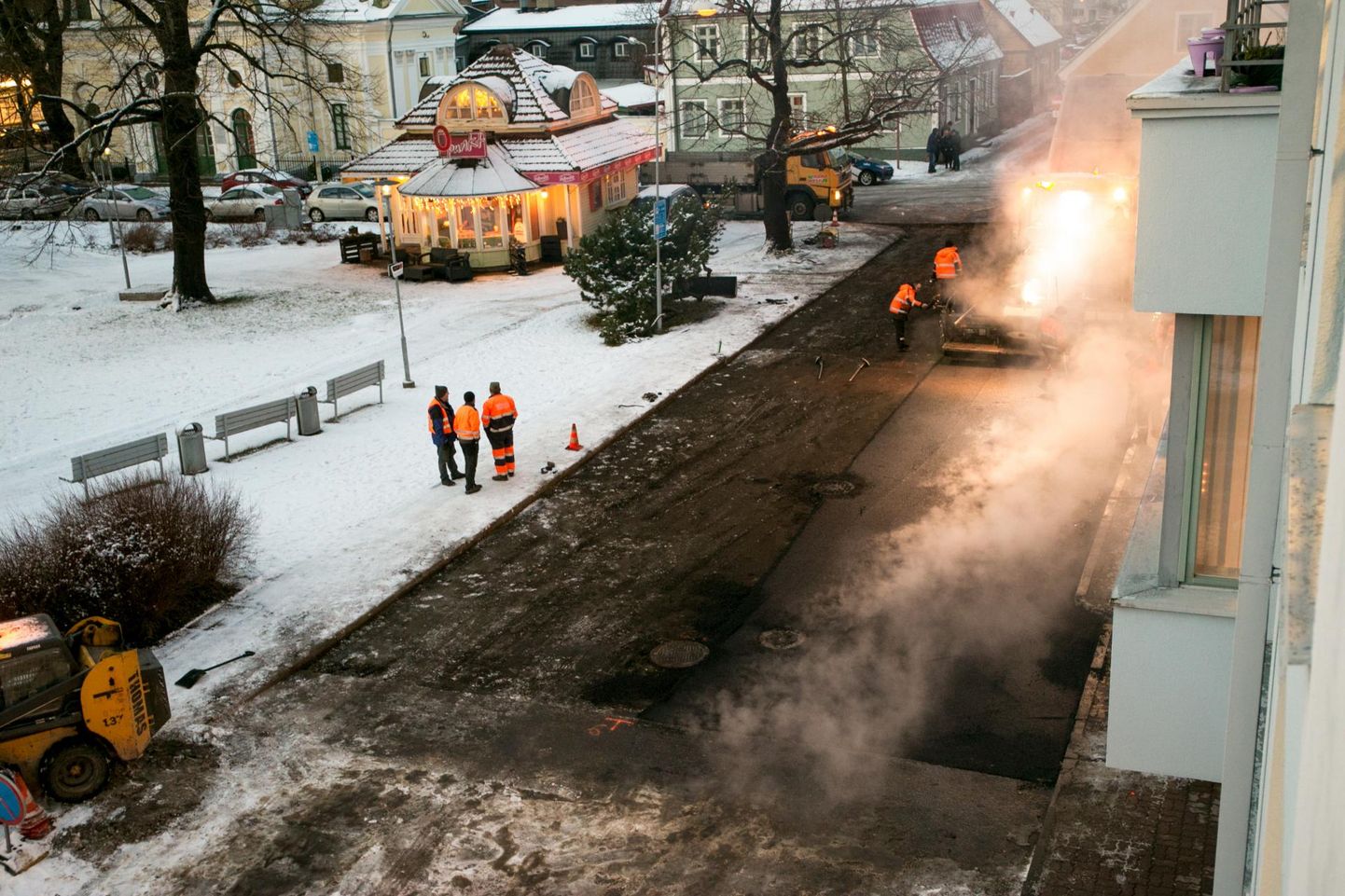 Kui paljude aastate eest oli Pärnu teemeestel kasutada vaid üks kuuetonnine teerull, siis nüüd lubavad masinad ja tehnoloogia asfaltida isegi lumega. Pilt on võetud toime­tuse aknast 6. detsembril 2017.