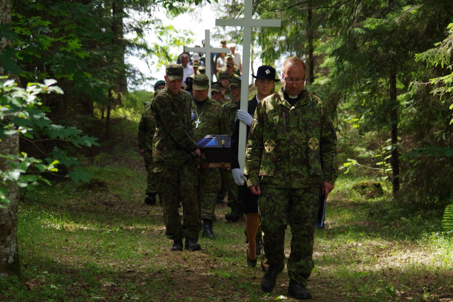 Matusetalituse viis läbi Kaitseliidu peakaplan Raivo Nikiforov, kes juhtis ka protsessiooni Krabi memoriaali.
