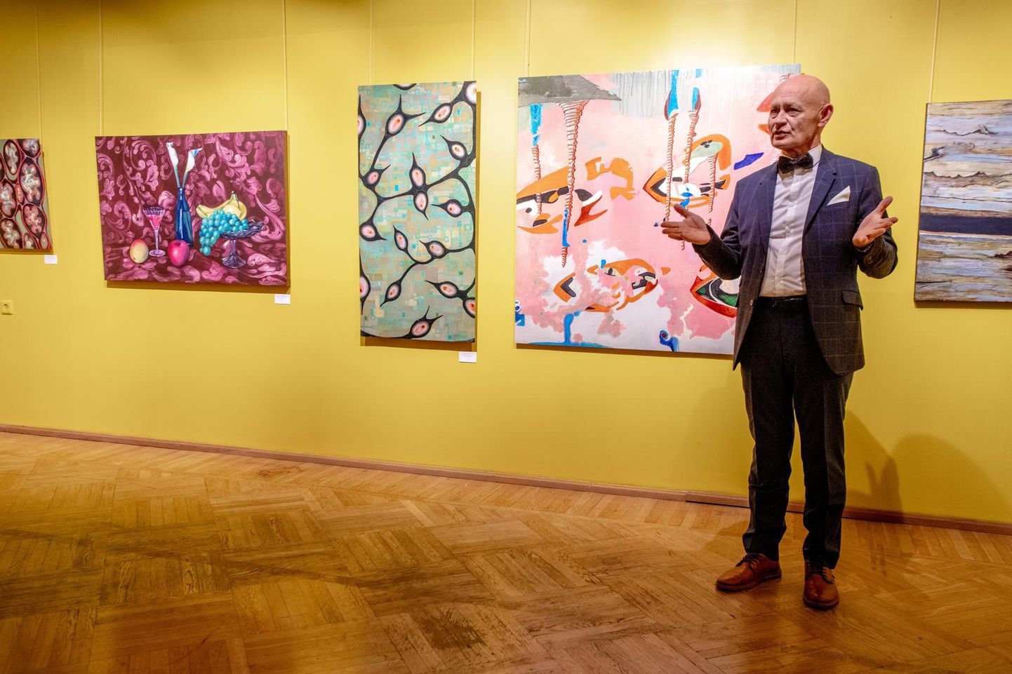 Aastanäituse avanud Pärnu linnagalerii juhatajast Alar Raudojast jäävad vasakule Robi Sermati teosed, mis on pintsliga võõbatud metallile.