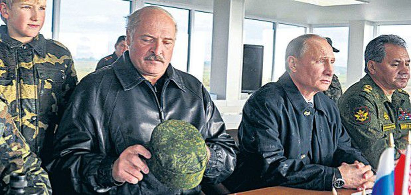 Президенты Лукашенко и Путин на учениях "Запад 2013".