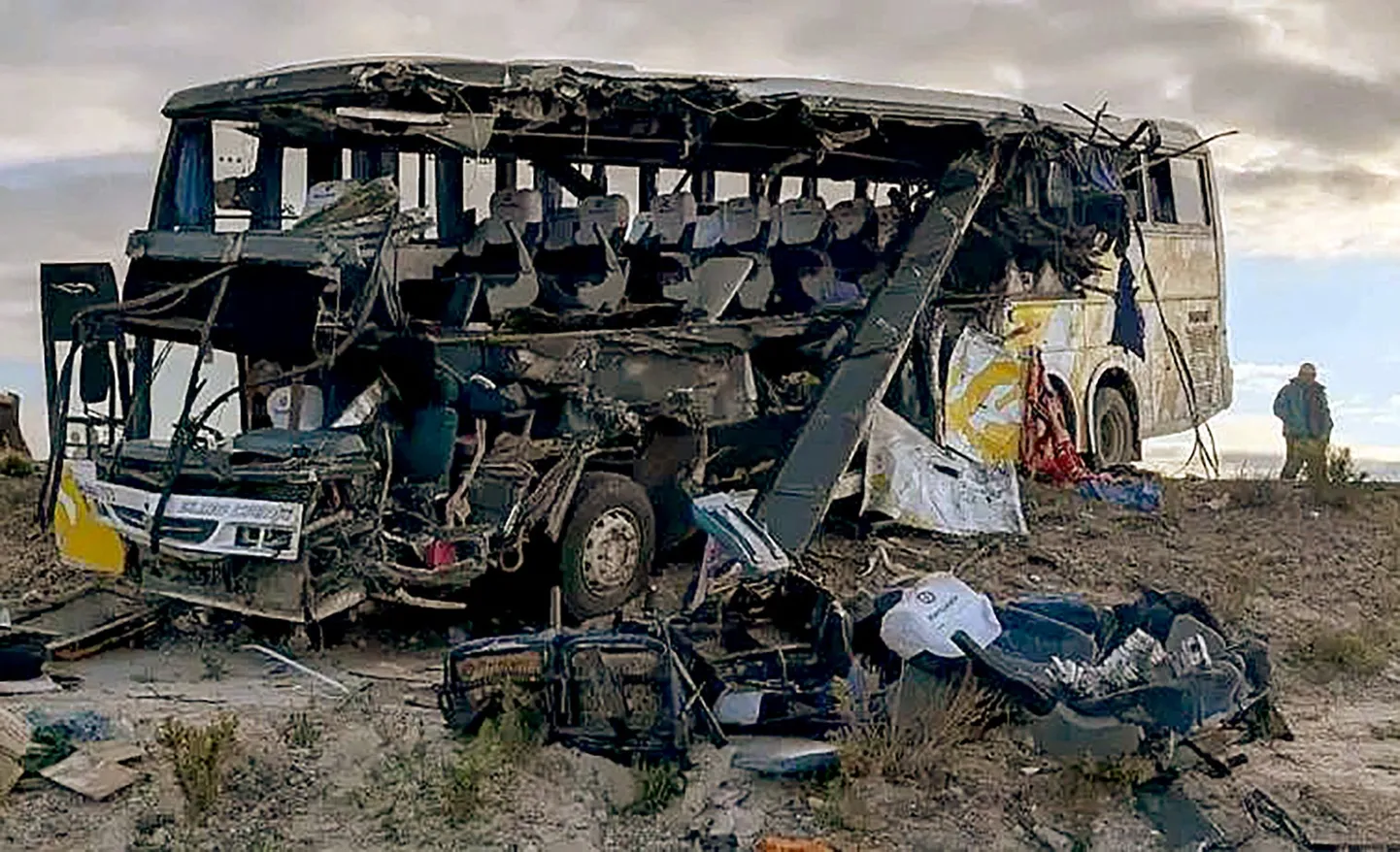 Разрушенный автобус после трагического столкновения в Боливии, 1 марта 2025 года