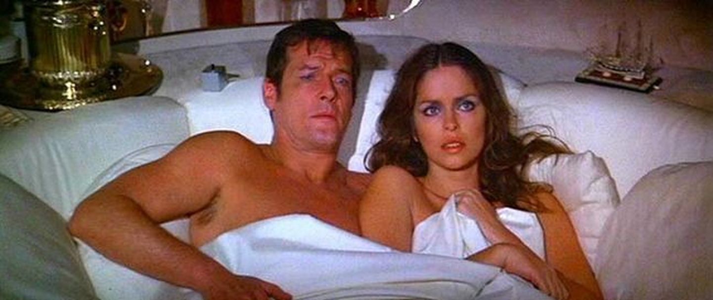 Roger Moore ja Barbara Bach filmis «The Spy Who Loved Me»