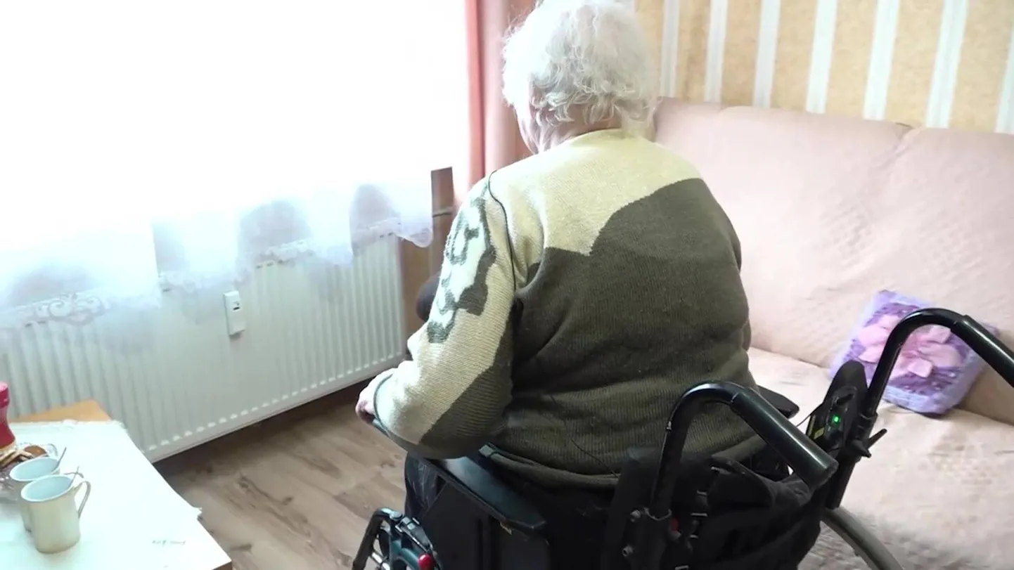 "Ietaupīt nesanāk!" Nosiltināta nama iedzīvotāji Jelgavā šaubās par alokatoru lietderību