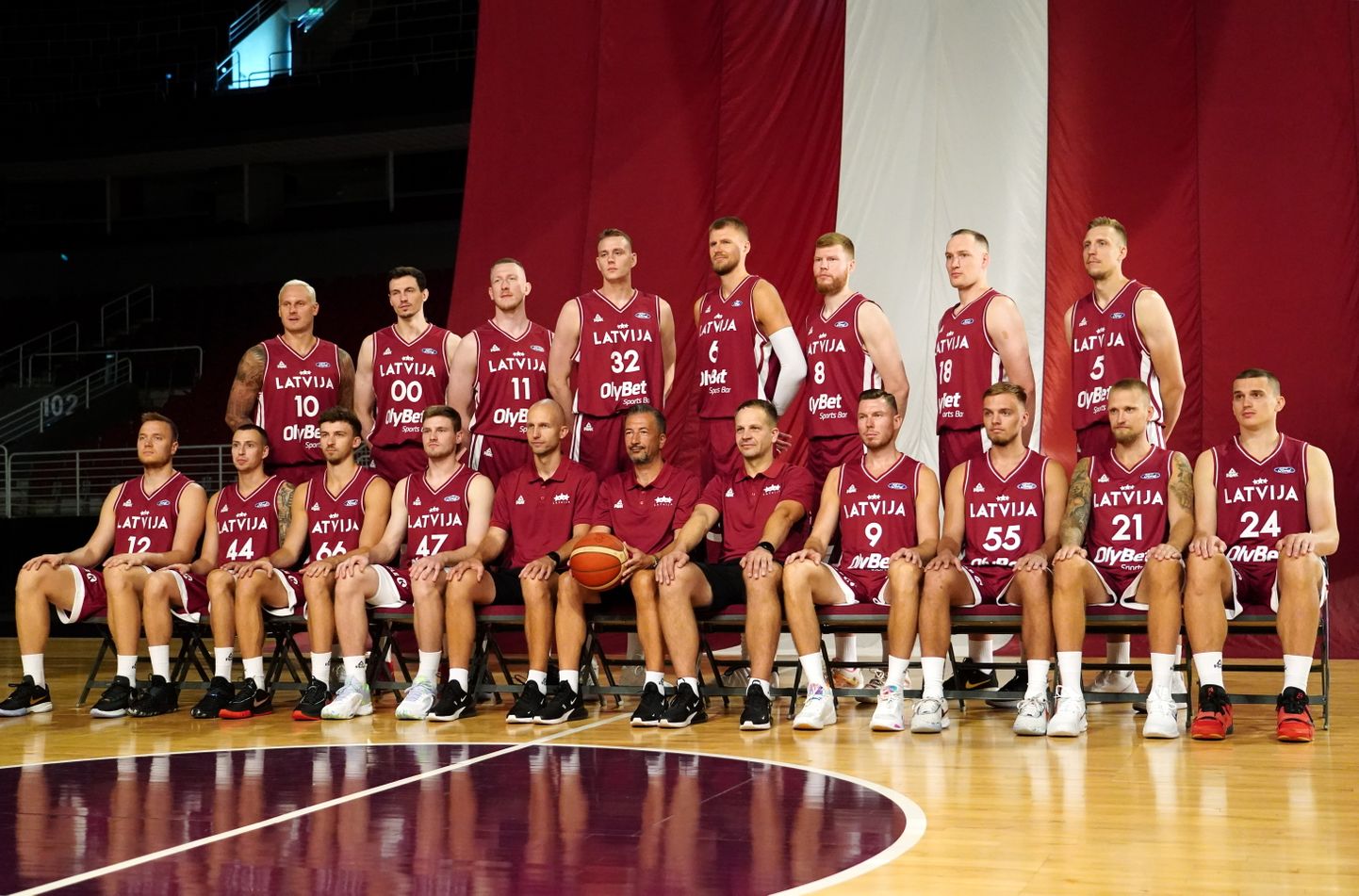Latvijas vīriešu basketbola valstsvienība fotogrāfējas kopbildei mediju pasākuma laikā "Arēnā Rīga".