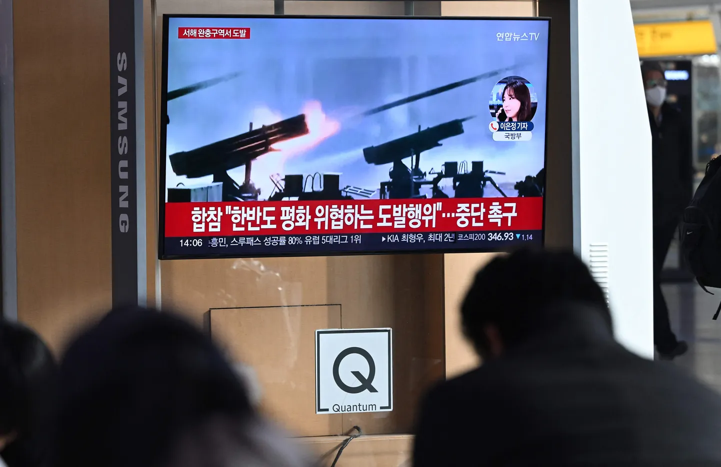 Inimesed vaatamas Souli raudteejaamas teleuudist Põhja-Korea suurtükitulest Lõuna-Korea saarte lähedal. Foto on illustratiivne.