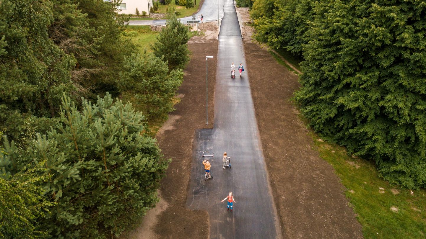 Üheksa kilomeetri pikkune Lottemaa kergliiklustee viib Pärnu kesklinnast läbi Mai rajooni ja Raeküla linnapiirini. Sealt edasi peaks teed ehitama Häädemeeste vallavalitsus.