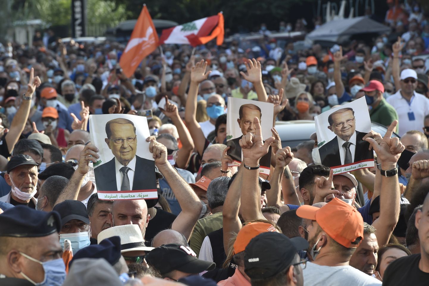Liibanoni presidendi Michel Aouni toetajad enne valitsusvastaste meeleavaldajate saabumist Beirutis presidendipalee lähistel 12. september 2020.