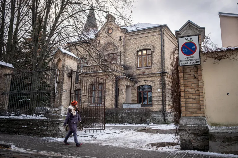 Katuserahadest märkimisväärse rahasumma saanud SA Püha Miikaeli kolleegium tahab selle investeerida Tallinnas Vene tänaval asuvasse nn Okasroosikese lossi.