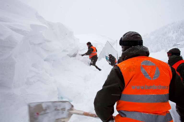 Austria sõdurid puhastamas Alam-Austrias teed lumest