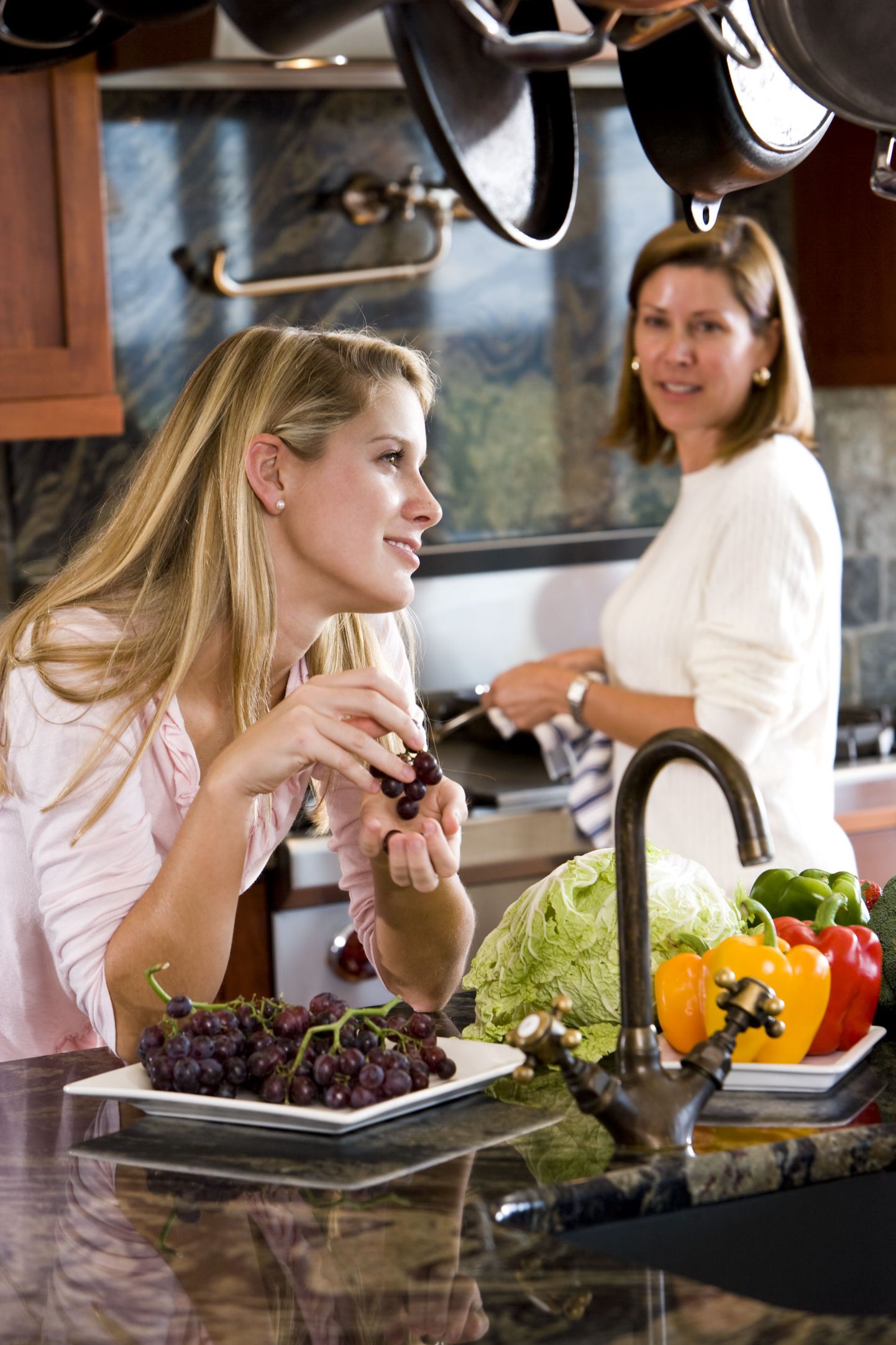 Ühised tegevused, näiteks toiduvalmistamine, aitavad teismelisega lähedust hoida.