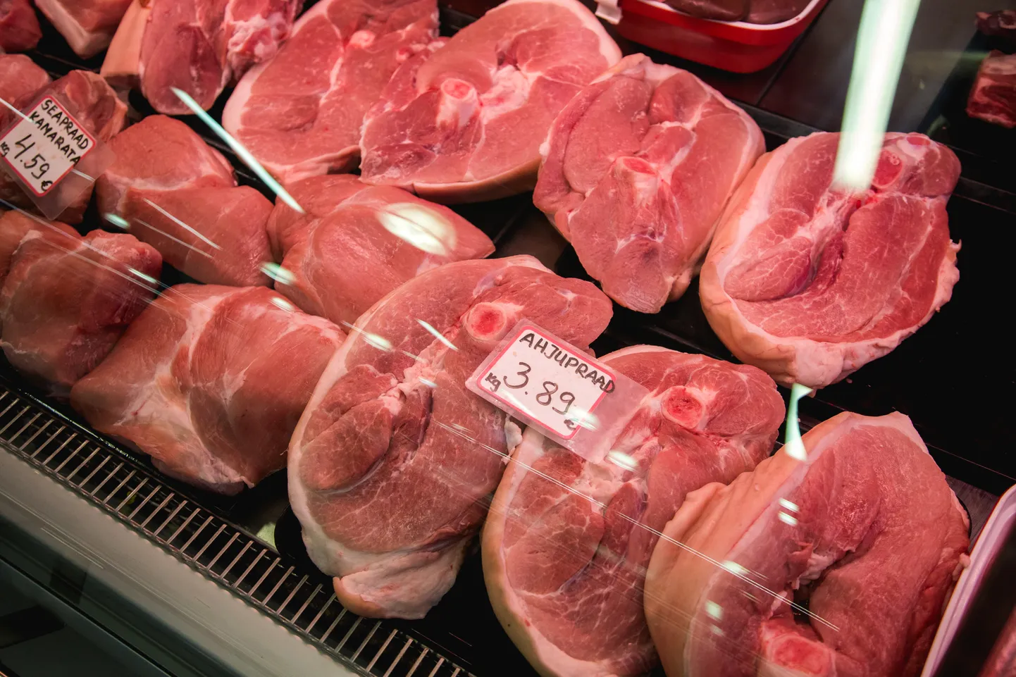 Rohkesti oomega-6 rasvhappeid sisaldava, tööstuslikult kasvatatud või töödeldud teravilja, liha ja taimeõlide tarbimise tõttu on tänapäeval inimeste toidulaual rasvhapete tasakaal paigast nihkunud: kui saame toiduga ülekaalukalt oomega-6 rasvhappeid, toob see kaasa oomega-3 rasvhapete ebapiisava sisalduse organismi rakkudes.