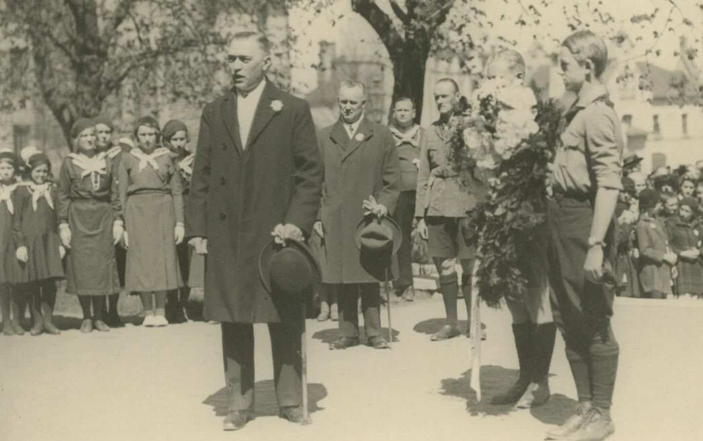 Tallinna linnapea Anton Uesson 1927. aastal Vabadussõjas langenud Tallinna kooliõpilaste ja õpetajate mälestussamba avamisel. 