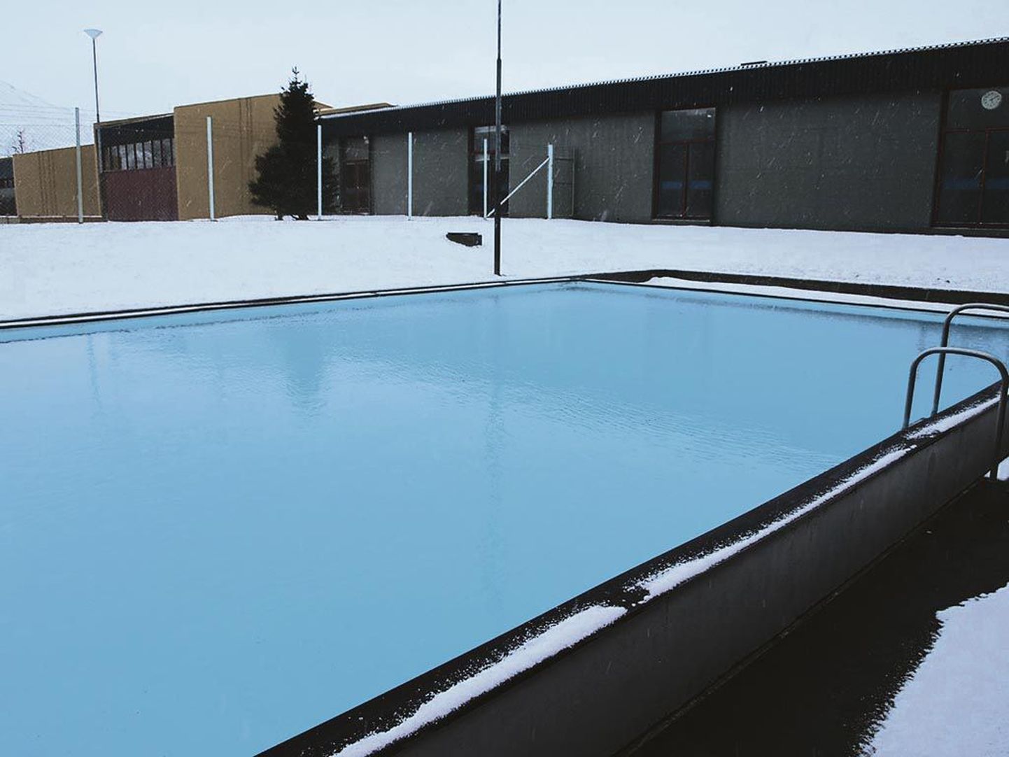 Selline bassein on Islandil viiekümne õpilasega koolil. Eestis püütaks selline väikekool esimesel sobival võimalusel kinni panna. Islandil seevastu on ammu aru saadud, et kui kaob kool, siis lähevad varsti ka inimesed.