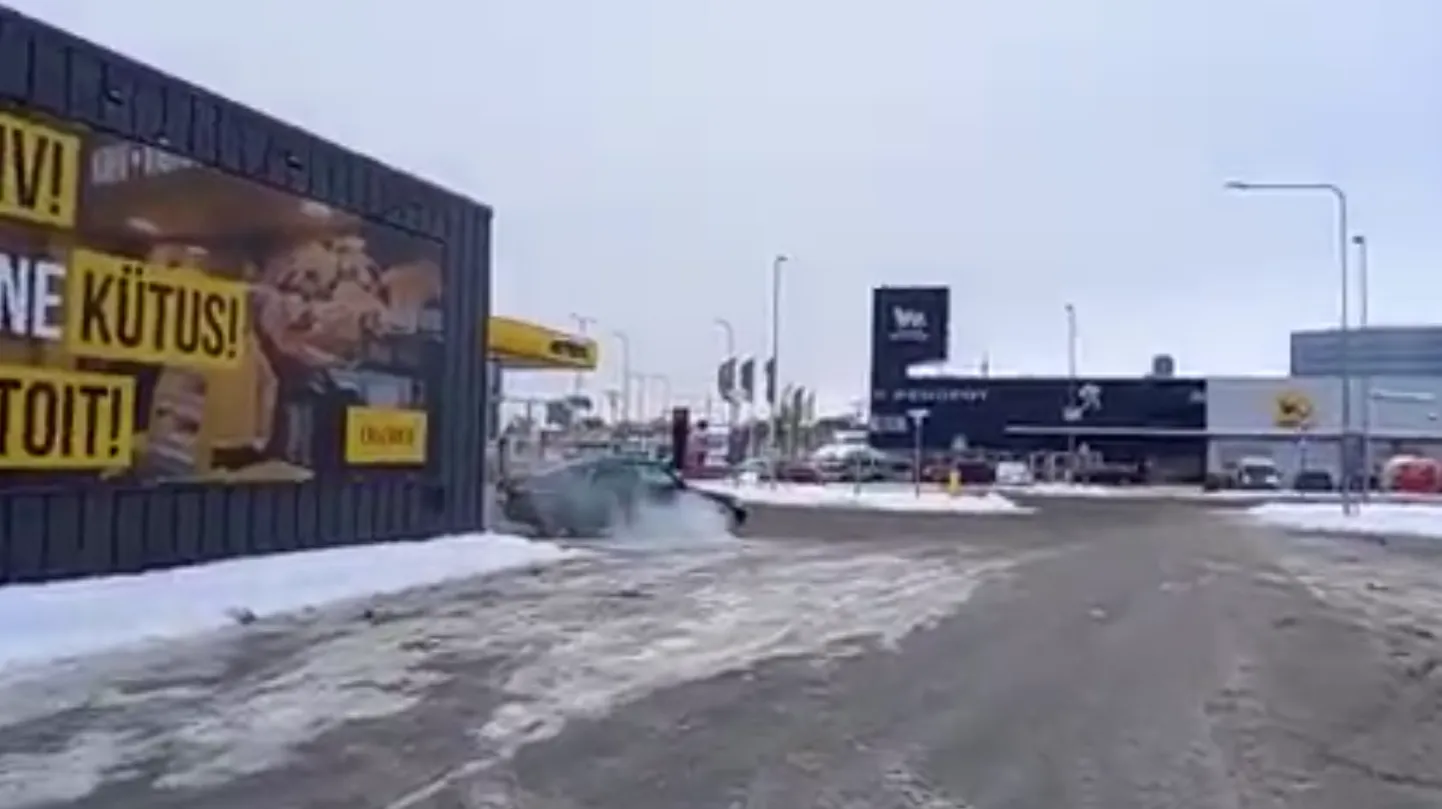Auto sõitis pesula ukse maha.