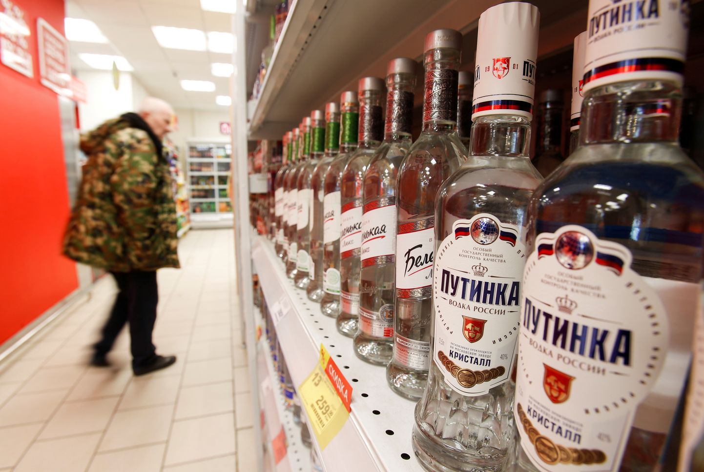 Klient Moskvas alkoholileti juures.