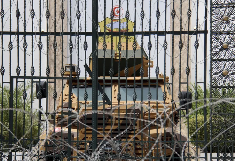 Tunisijas parlamenta ēkas vārti