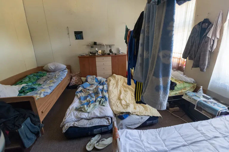 Tagatoas magatakse viiekesi, köögis on veel kaks voodit. Foto: Mihkel Maripuu