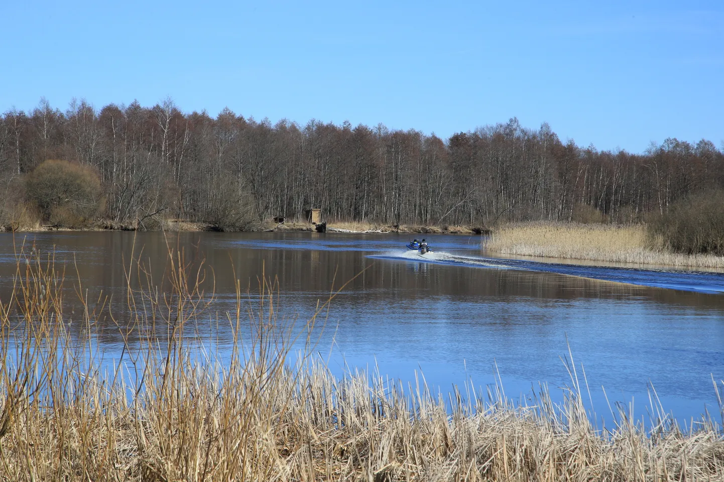 Mootorpaat Emajõe Kavastu kandis.