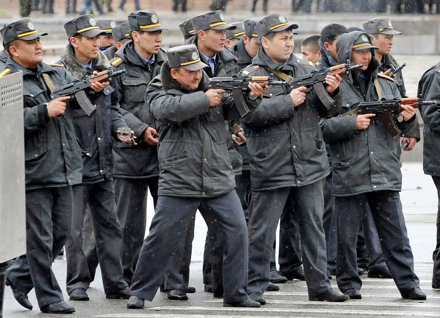 Kõrgõzstani politseinikud üritavad peatada meeleavaldajate pealetungi valitsushoonele.