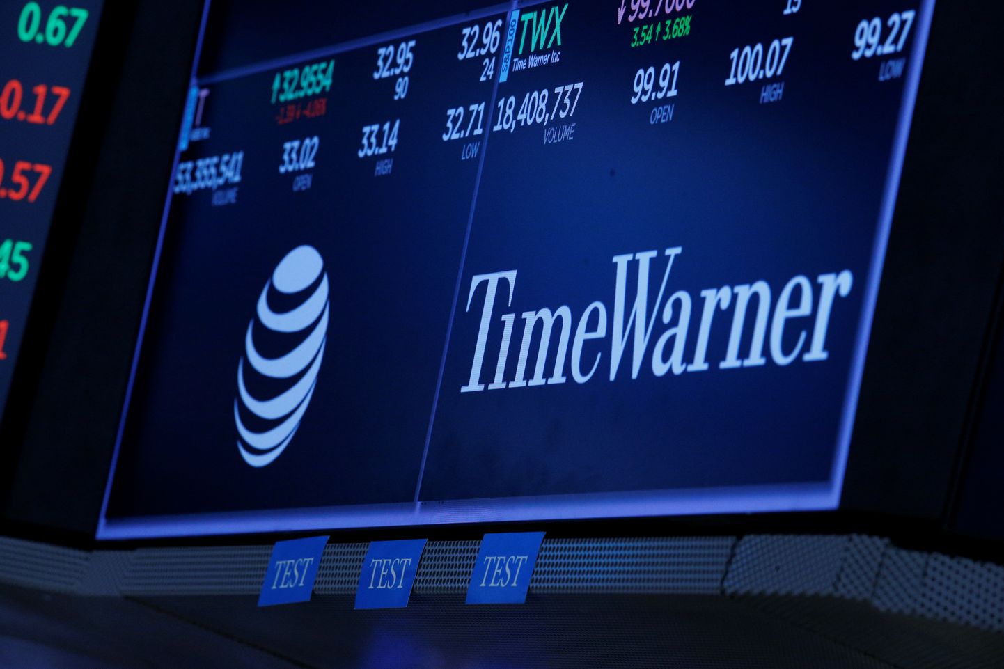 AT&T ja Time Warneri logod New Yorgi börsi monitoril.