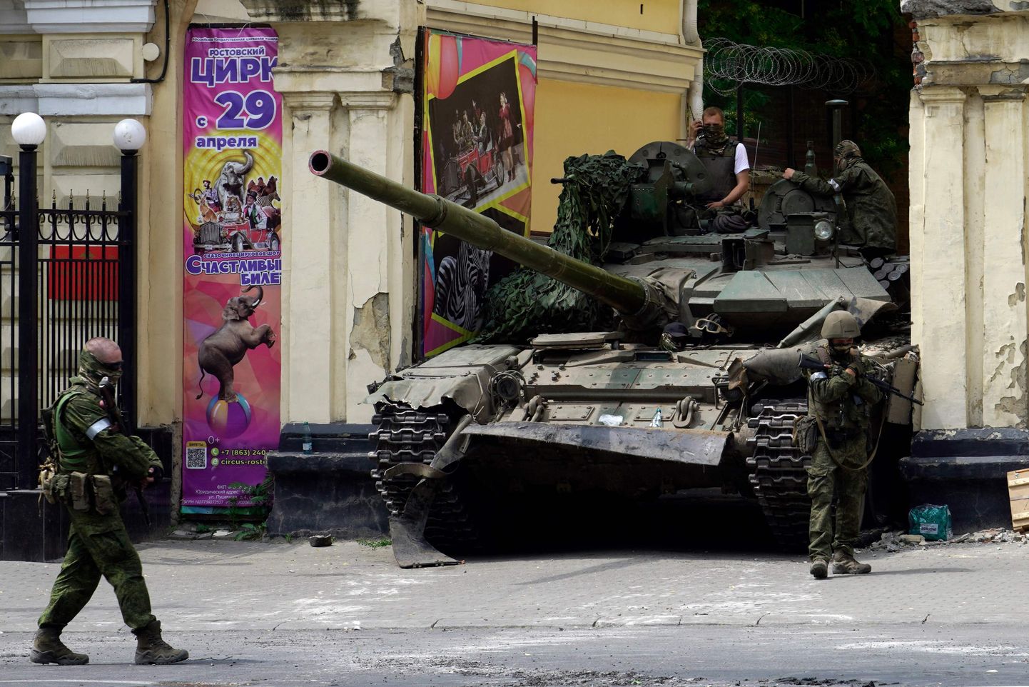 Wagneri variväe käsutuses olnud tank jäi Rostovis Doni ääres kinni tsirkuse väravate vahele. Samamoodi takerdus kogu suurejooneliselt alustatud avantüür. (Photo by STRINGER / AFP)