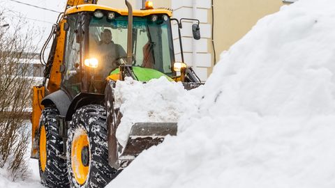 Перепаркуйте машины: В Ласнамяэ начинается уборка снега во дворах