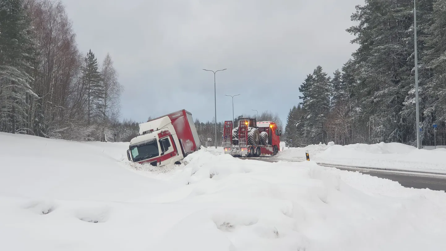 Võrumaal Missos sõitis veok teelt välja.
