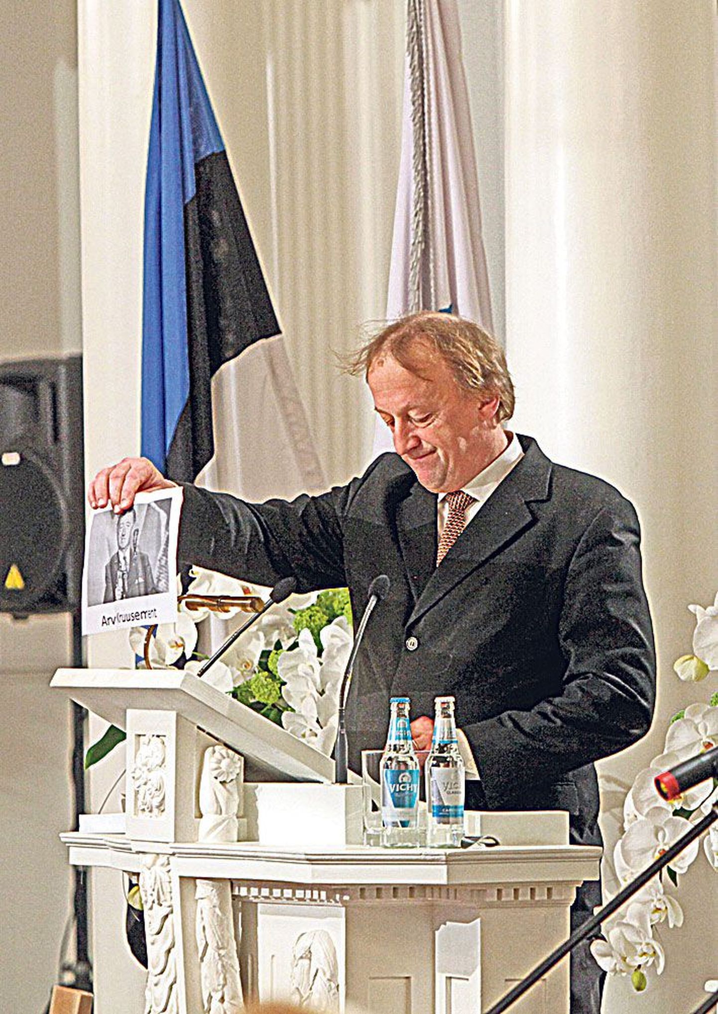 Tartu Ülikooli nõukogu liige Toomas Kiho avas aulasse kogunenute ees Arvo Kruusemen­­di mustvalge foto.