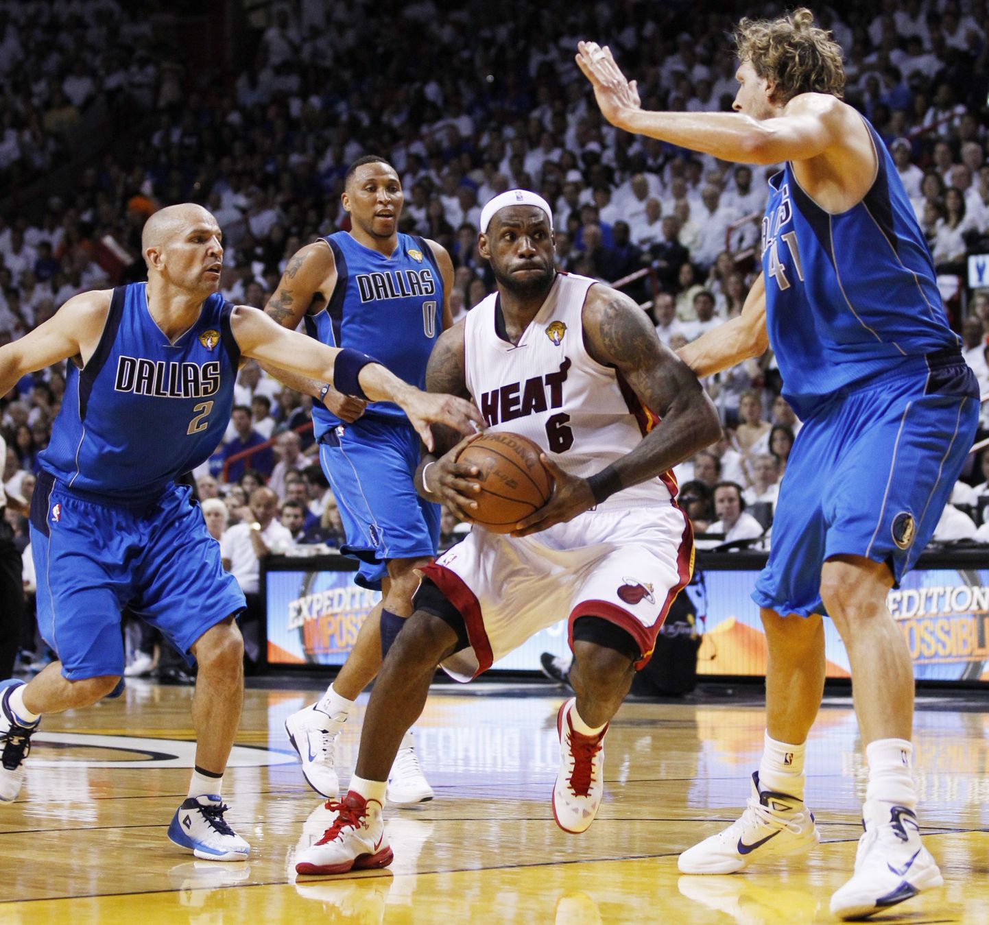 LeBron James (plliga) eelmise hooaja NBA finaalseerias Dallas Mavericksi vastu.