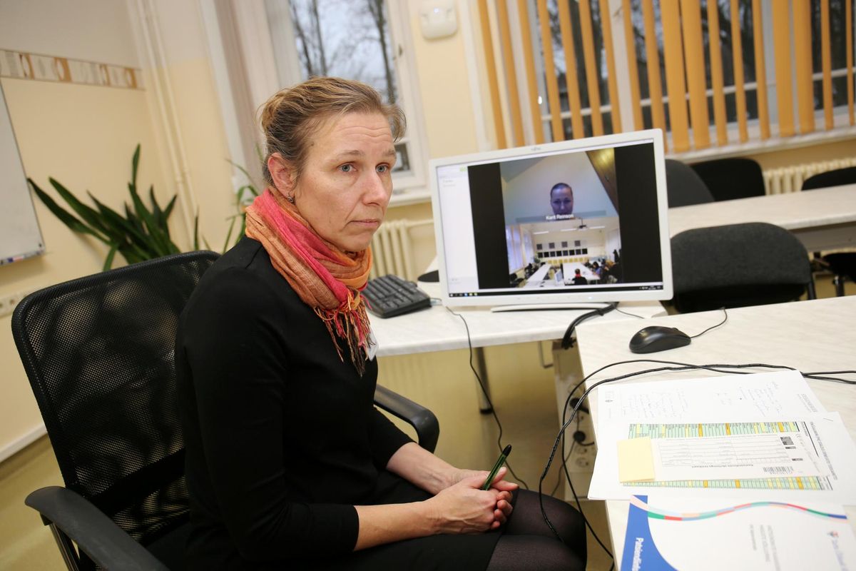 Pediaater ja geneetik Kai Muru koos ekraanilt paistva ja Skype'i teel intervjuud andva geneetiku Karit Reinsoniga.
