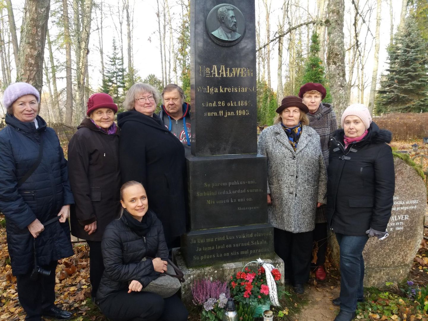Valga ajaloohuvilised Andres Alveri haual Viljandimaal Tarvastu kalmistul