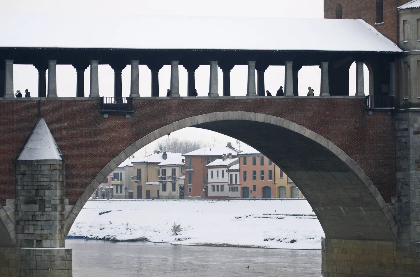 Ponte Coperto sild Ticino jõel lumises Itaalias.