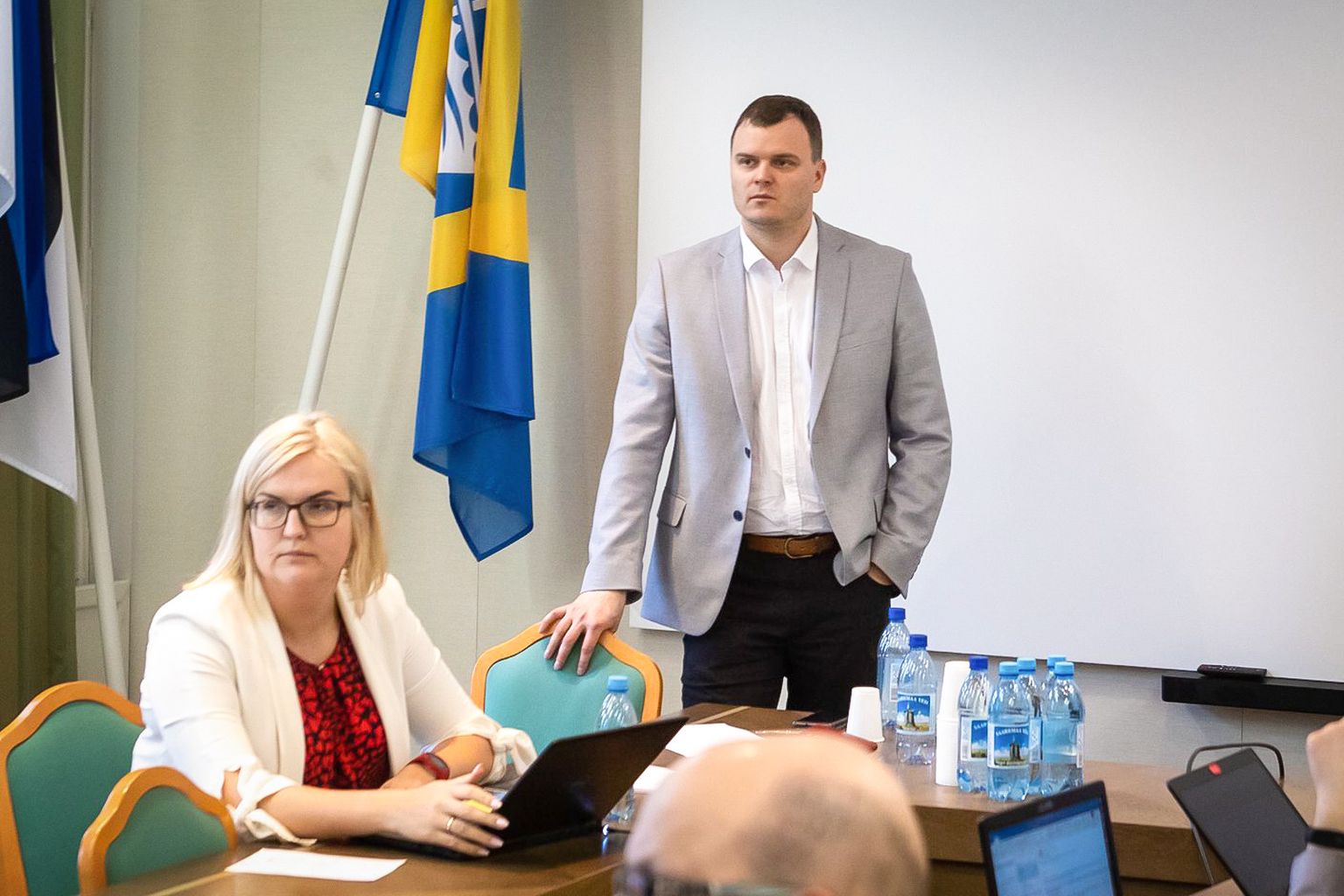 KRIISIKOOSOLEK: 13. märtsil pidas Saaremaa vallavalitsuse kriisikomisjon Madis Kallase juhtimisel ühe oma esimestest koosolekutest. Fotol vasakul abivallavanem Marili Niits.