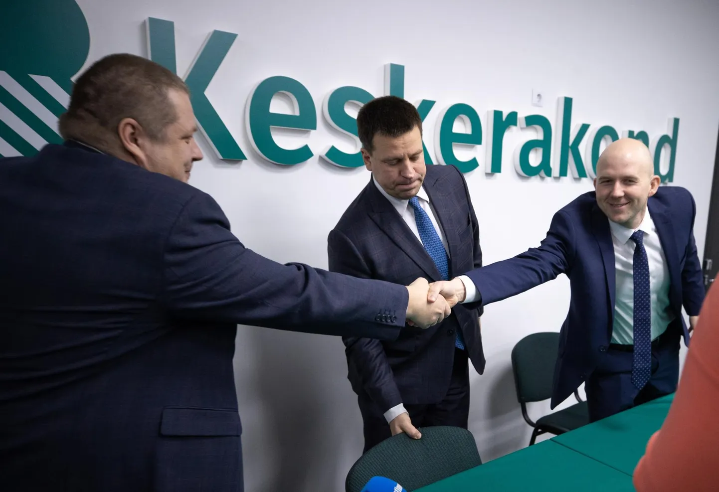 Keskerakond kutsus eile kokku pressikonverentsi, millel keskkonnaminister Tõnis Mölder (paremal) teatas tagasiastumisest ning keskkonnaministri kandidaadina tutvustati Erki Savisaart (vasakul). Keskel Keskerakonna juht Jüri Ratas.