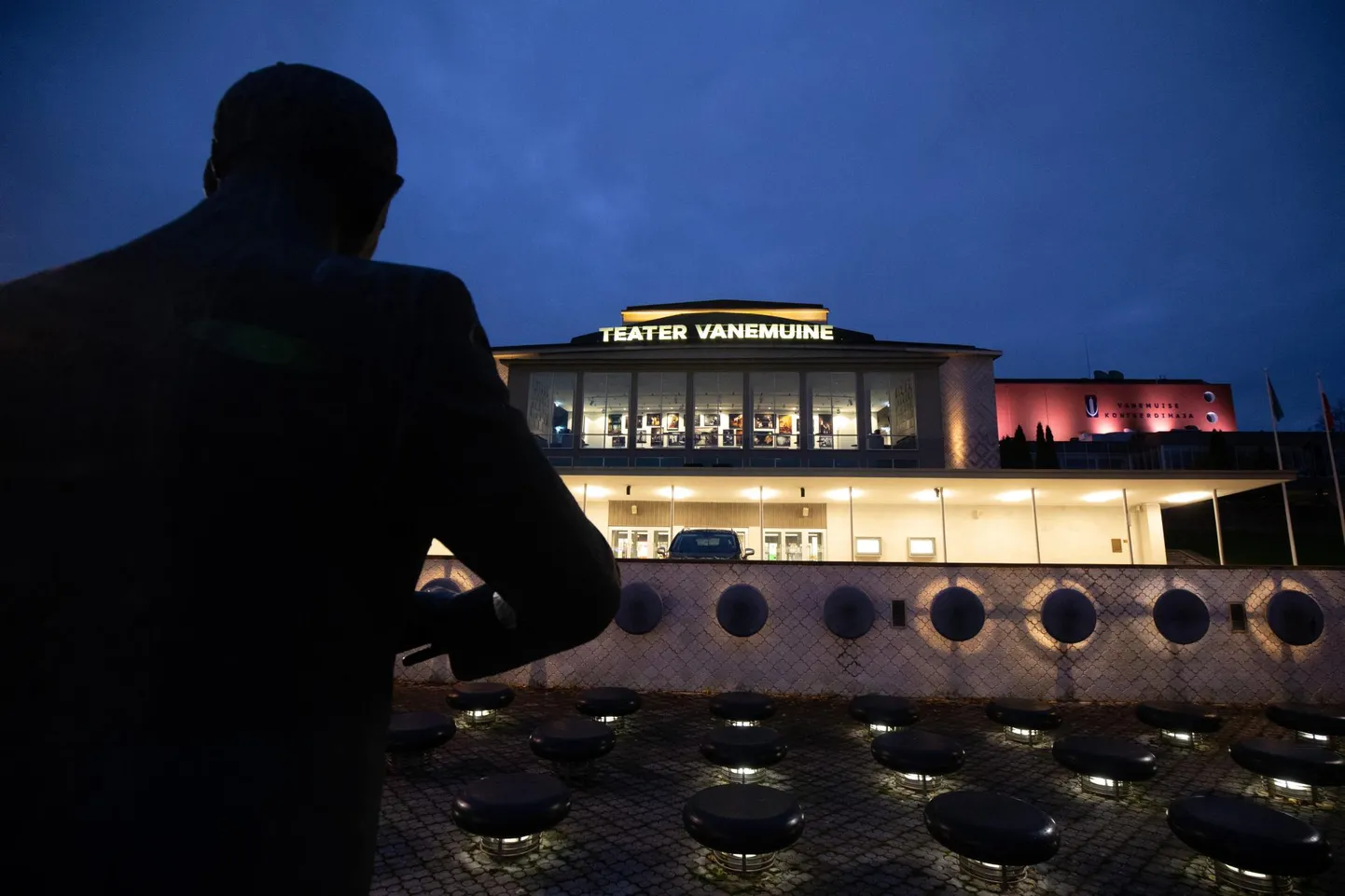 Vanemuise suur maja jääb esmaspäevani pimedaks, sest eilseks oli koroonaviirusega nakatunud kuus teatri ja Shakespeare’i kohviku töötajat.