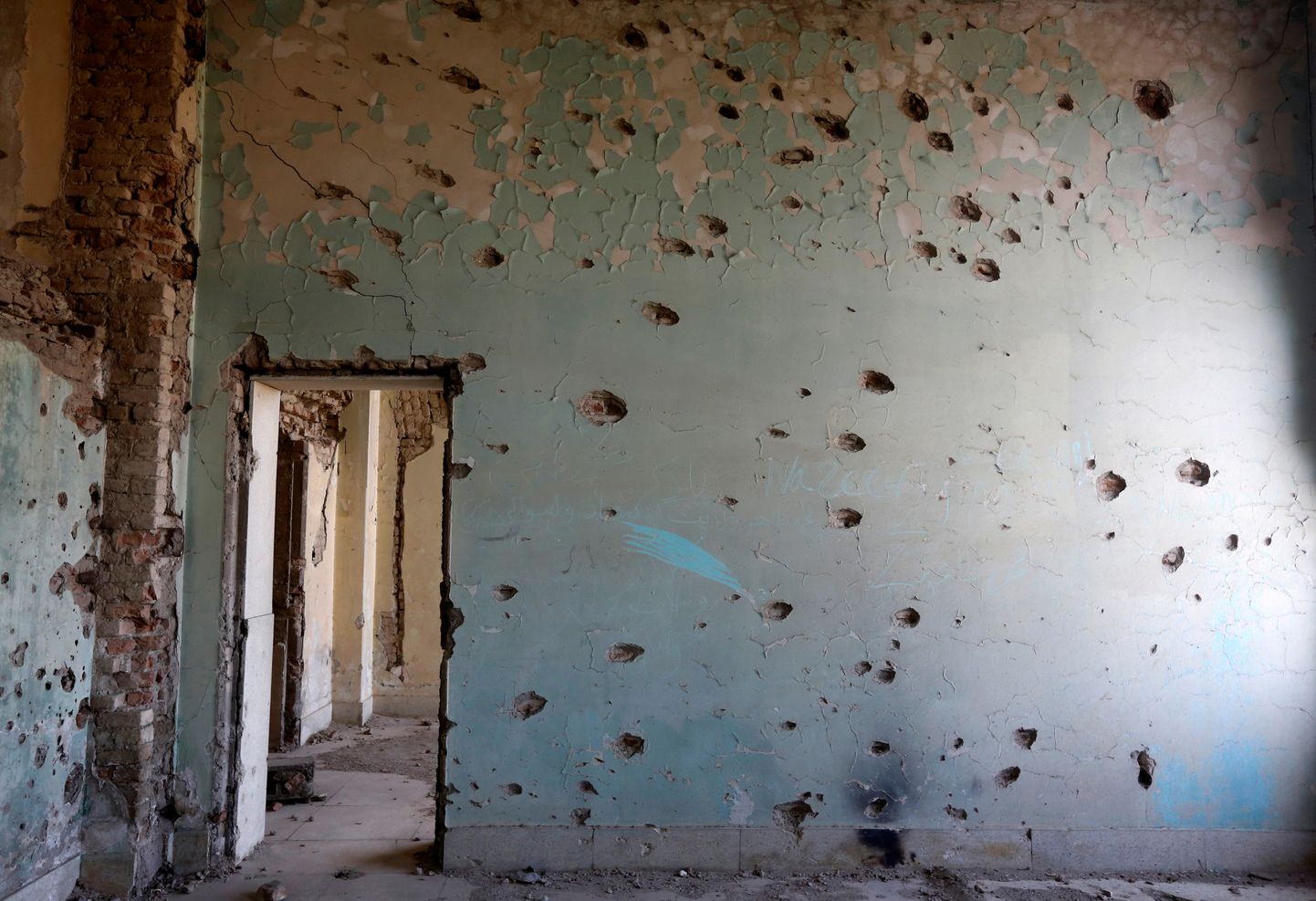 Ložu caurumi mājas sienā Kabulā.