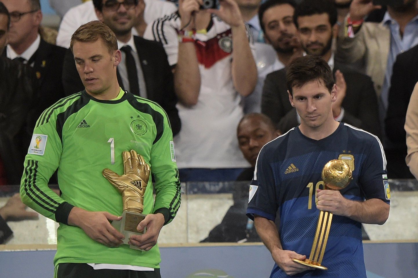 2014. aasta MMi parim väravavaht Manuel Neuer (vasakul) ja parim mängija Lionel Messi valiti mõlemad aasta sümboolsesse koosseisu.