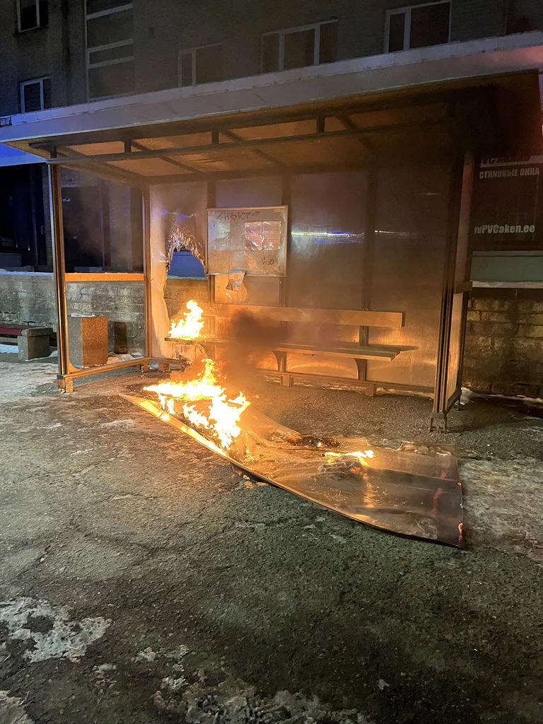 Возгорание на остановке.