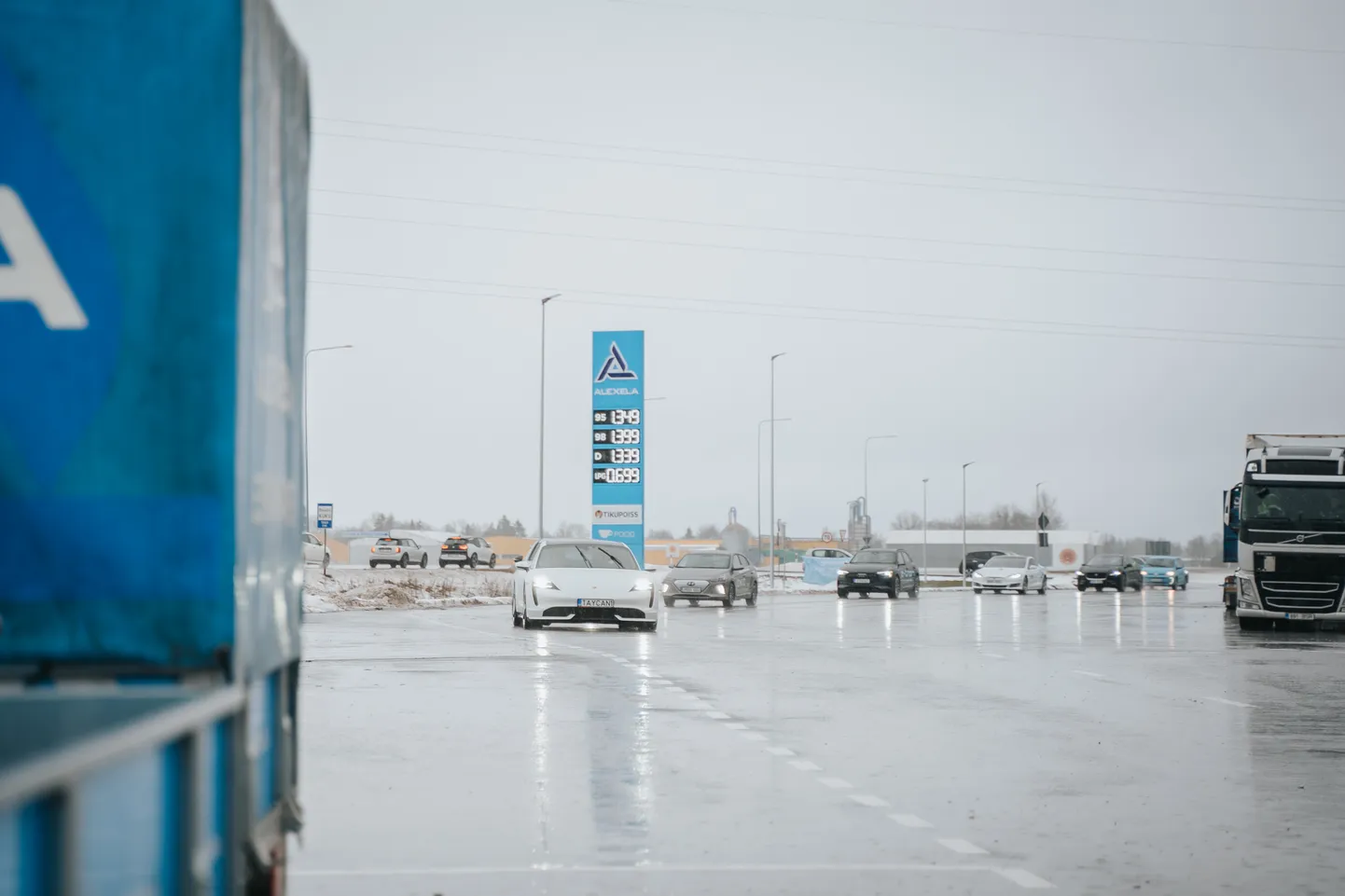 Alexela avas Imavere tanklas elektriautode laadimispunkti.