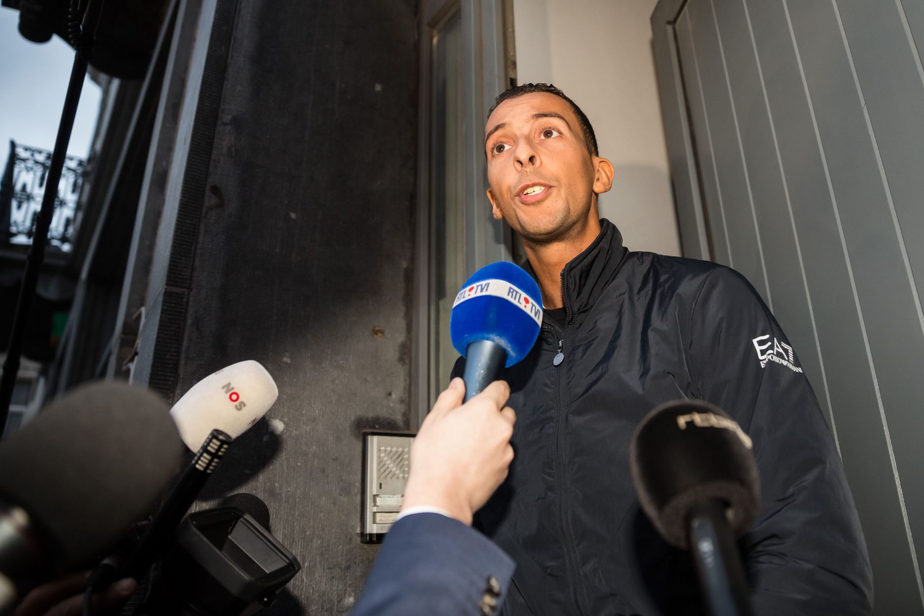 Mohamed Abdeslam oma Brüsselis Molenbeeki linnaosas asuva kodu ees ajakirjanike küsimustele vastamas