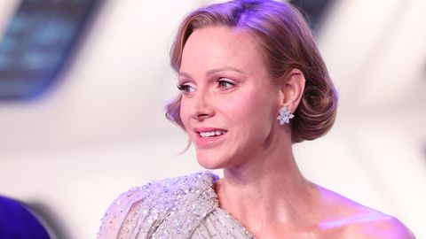 DIENAS KLEITA: ⟩ Monako princese Šarlēna kosmiska debesjuma iedvesmotā kleitā