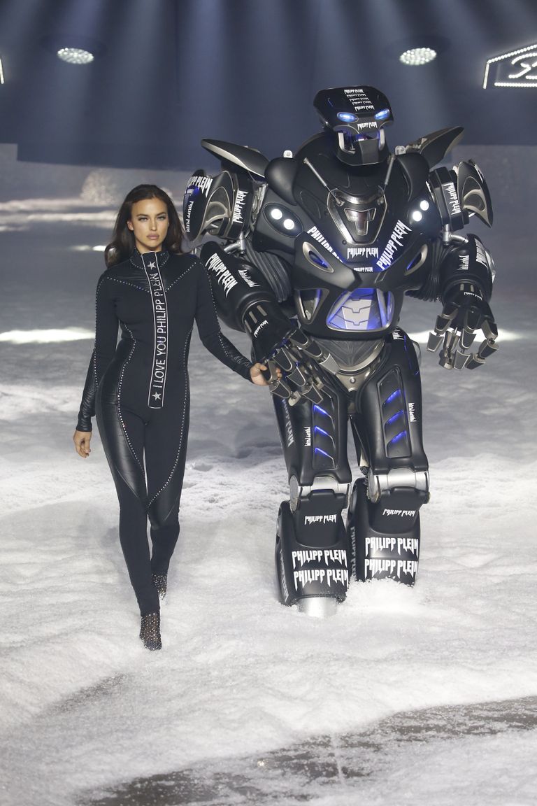 Ирина Шейк под руку с роботом на шоу Philipp Plein в Нью-Йорке
 