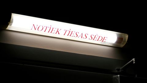 Indijas pilsoni tiesās par smagas avārijas izraisīšanu un viltotu tiesību izmantošanu