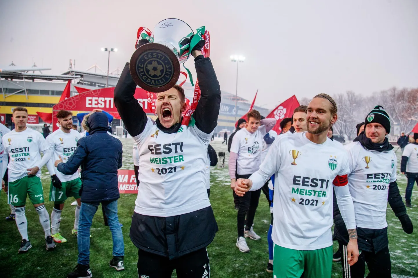 Rasmus Peetson (karikaga) ütles, et temale oli tänavune Eesti meistritiitel erilisem, kuna tema roll võistkonnas oli seekord palju suurem kui 2014. aastal.