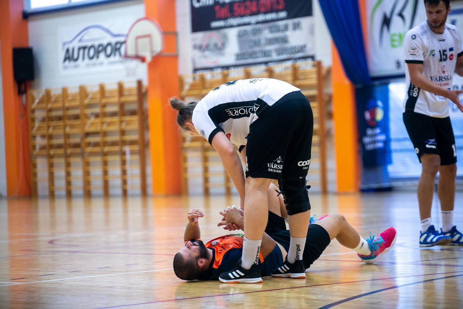 Tapa käsipallitiimi üks kogenumaid pallureid Aleksander Oganezov (pikali) tegutses mängus Kehraga talle omaselt tuliselt, teenis mitu kaheminutilist karistust ja tagatipuks eemaldati platsilt.