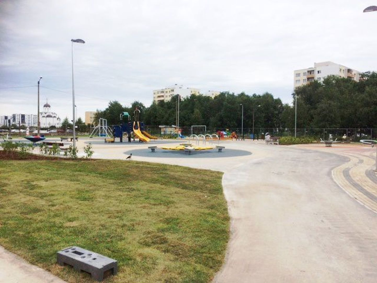 В Ласнамяэ открылась новая детская площадка.