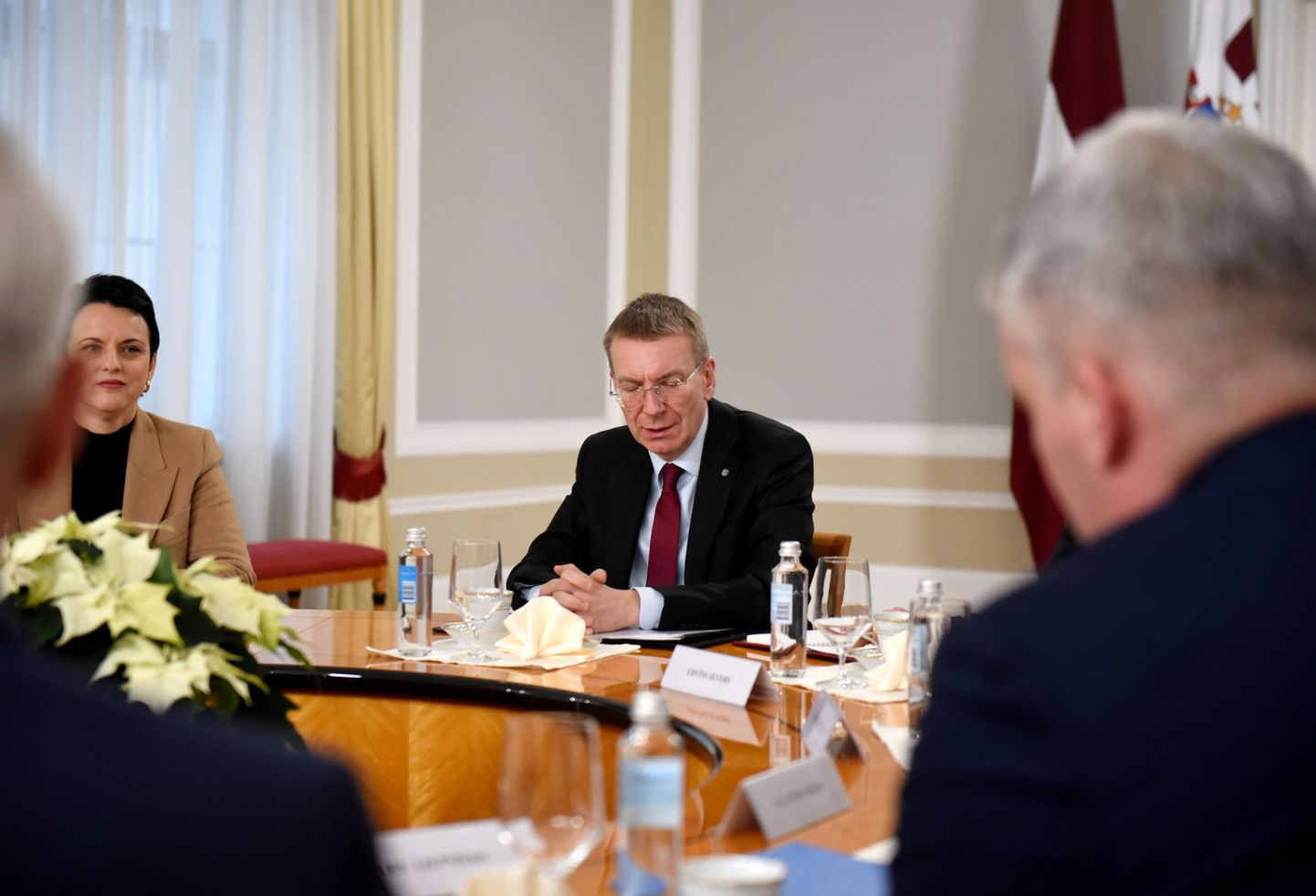 Valsts prezidenta kancelejas vadītāja Gunda Reire un Valsts prezidents Edgars Rinkēvičs tikšanās laikā ar Valsts augstākajām amatpersonām Rīgas pilī.