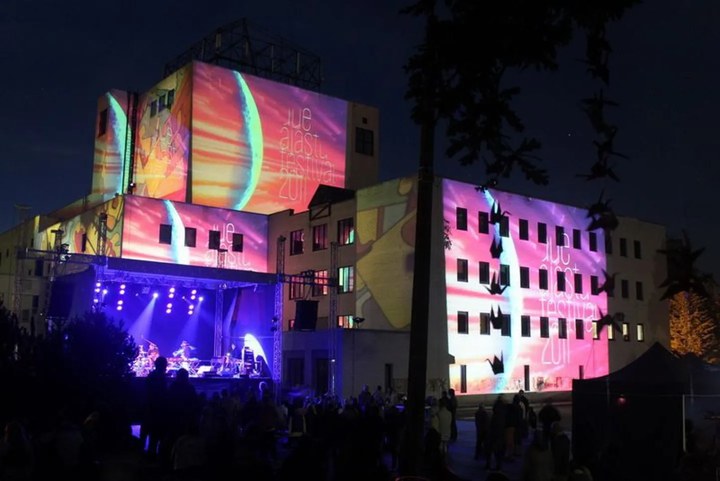 Põlvas on Uue Ajastu Festival toimunud kaks korda. Tänavune kolmas festival tõmbab uue ajastu kontseptsioonile joone alla.